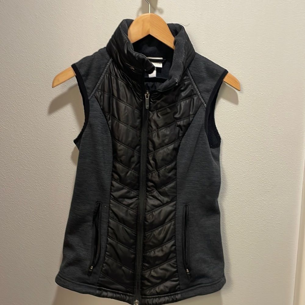ZELLA woman’s black puffer vest